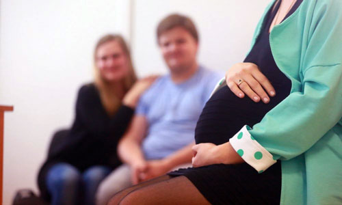 Суррогатных матерей заставляют передавать детей биологическим родителям